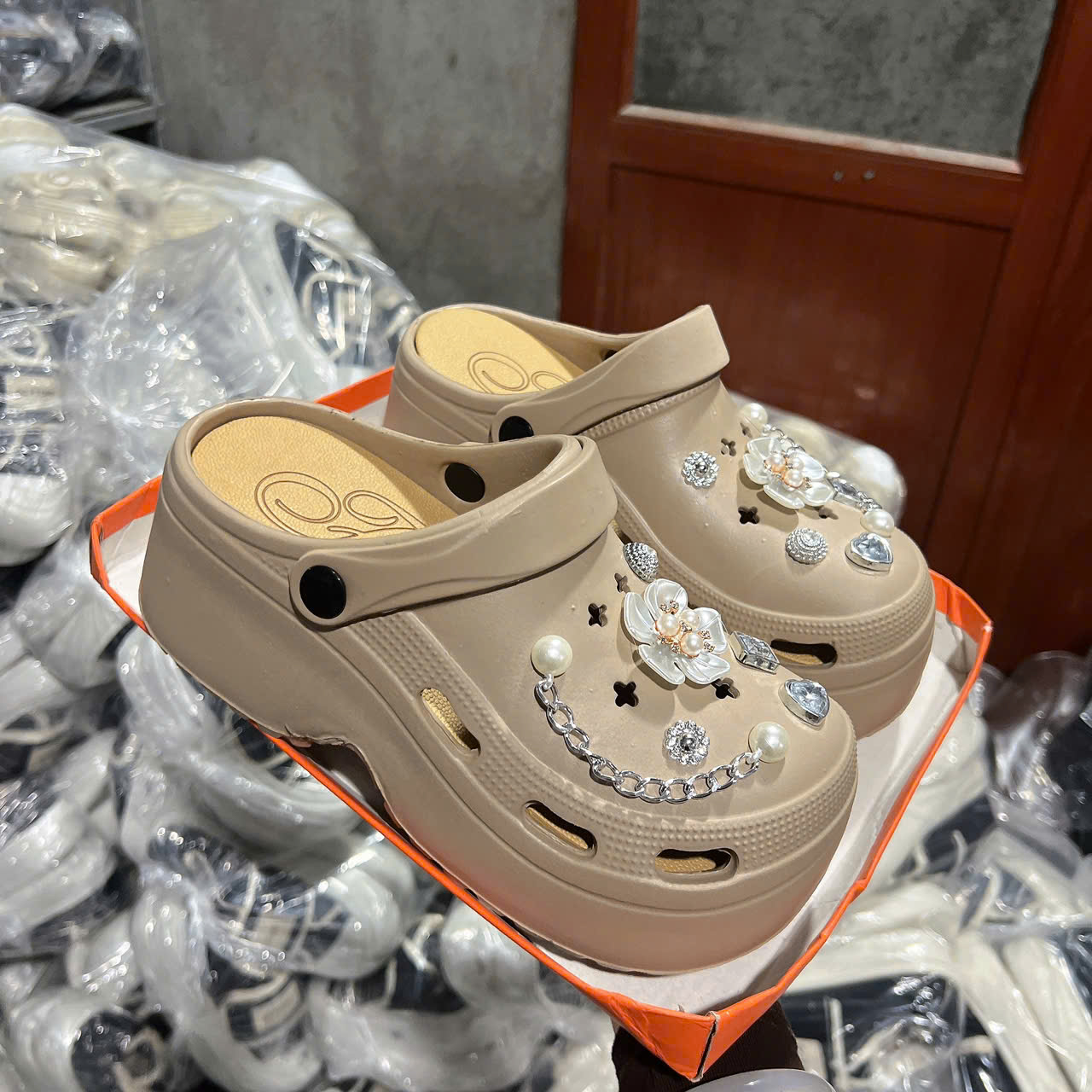 SỤC NỮ EVA SIÊU NHẸ ĐI ĐƯỢC 2 KIỂU SỤC ĐẾ VUÔNG KÈM CHARM HOA TRÀ V8 - 5