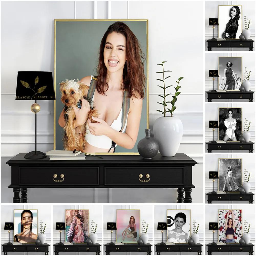 Tranh in nghệ thuật hiện đại Adelaide Kane - Chân dung ngôi sao đen trắng cho trang trí tường phòng khách, quà tặng hoàn hảo cho người hâm mộ và người yêu thích thẩm mỹ 1107