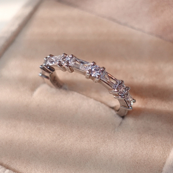 แหวน madduckjewels RG2103 เงินแท้ 925 CZ / เพชรแลป (Lab Grown) ชุบโรเดียม แต่งงาน แถว ราคา 2,690 บาท*ส่งฟรี