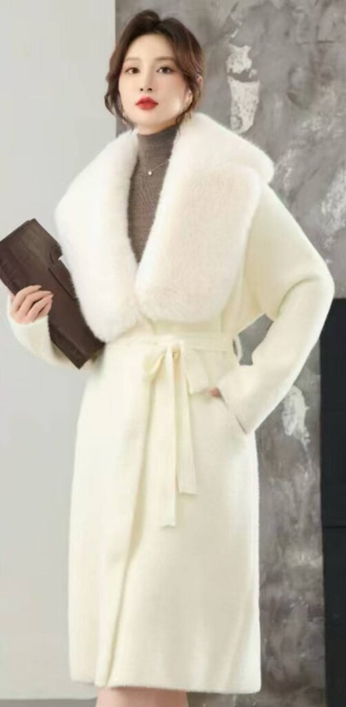 เสื้อคลุมปกเฟอร์ตัวยาว ราคา 2,465 บาท*ส่งฟรี