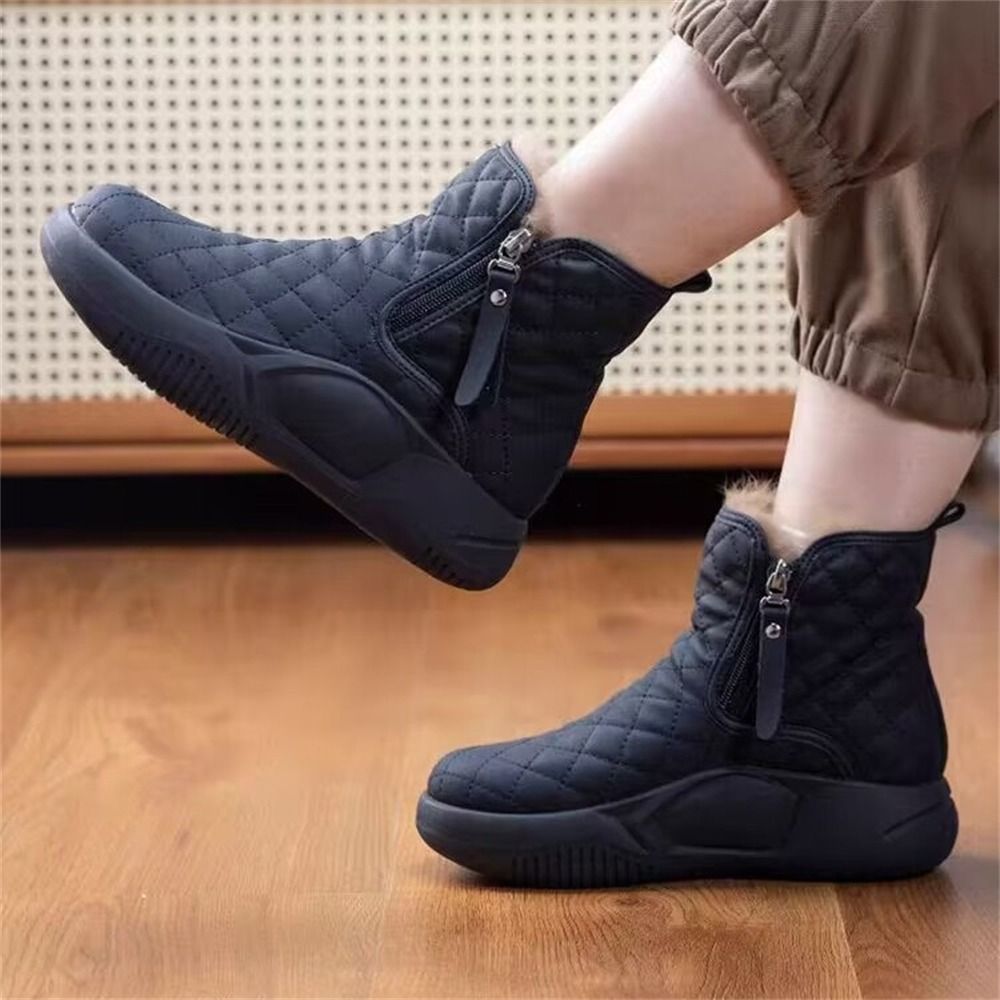 OEVNNE Thick Bottom Snow Boots Light Comfortable Ankle Boots Fashion Side Chain Warm Shoes for Women