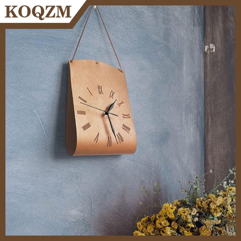 KOQZM นาฬิกาแขวนผนังหนัง PU สไตล์วินเทจนาฬิกาแขวนผนังสไตล์โมเดิร์นทรงกระเป๋านาฬิกาไร้เสียงสำหรับตกแต่งห้องนั่งเล่นห้องนอนนาฬิกาแบบย้อนยุค ราคา 190 บาท*ส่งฟรี