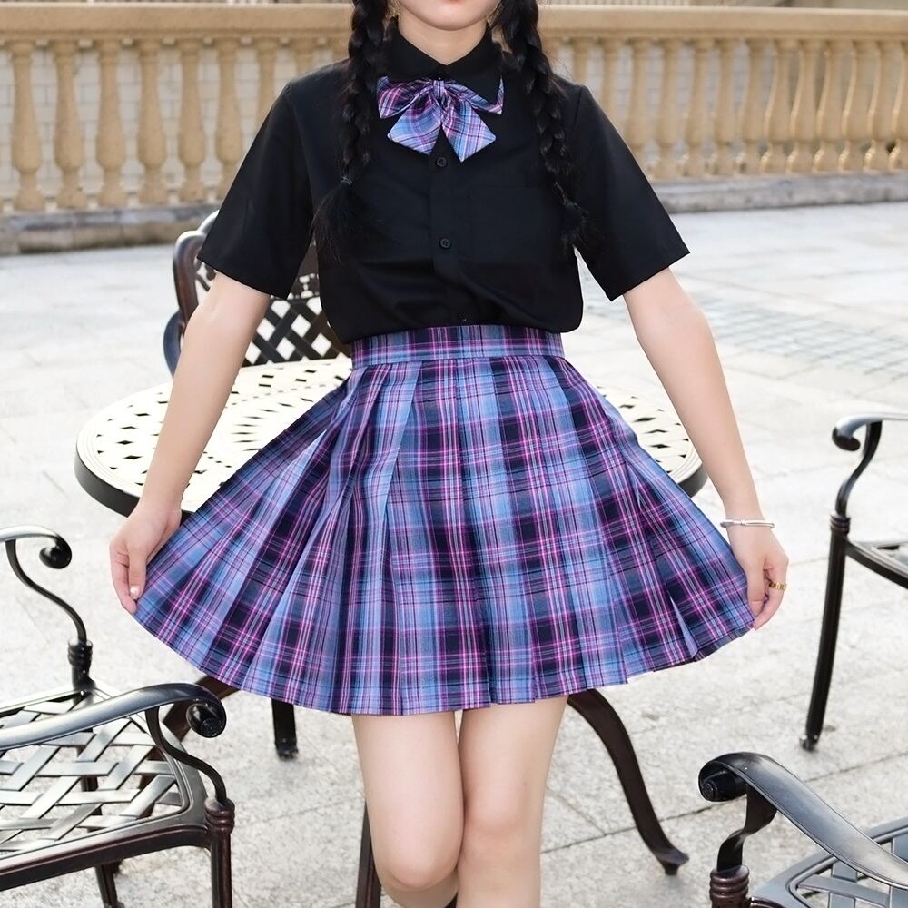 Nữ sinh Nhật Bản vẫn diện váy ngắn đi học mặc cho tuyết rơi trắng xóa
