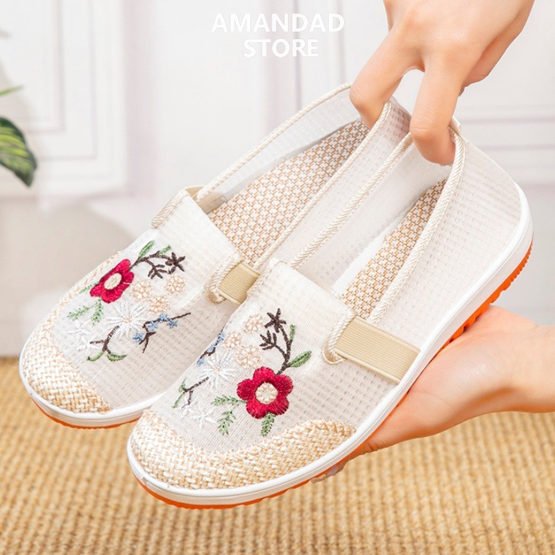  Qiaoyuluo Bắc Kinh cũ Giày Vải Giày nữ lưới thoáng khí Giày dành cho các bà mẹ đế mềm chống trượt Giày thêu một bàn đạp giày thường 