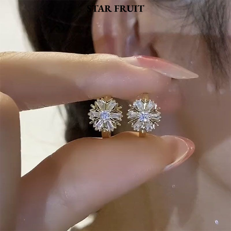 STAR FRUIT⭐ Elegant Snowflake Stud Earrings with Sparkling Crystals, Fashionable Floral Design for Women ราคา 20 บาท*ส่งฟรี