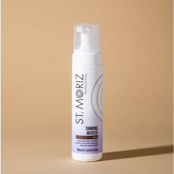 Bọt bôi nâu da dành cho da mặt và cơ thể St Moriz self tanner, sunless tanner - có nguồn gốc từ mía đường khi tiếp xúc với da sẽ tạo ra hiệu ứng rám nắng tức thì, ngoài ra bổ sung chiết xuất lô hội và vitamin E giúp dưỡng ẩm cho da