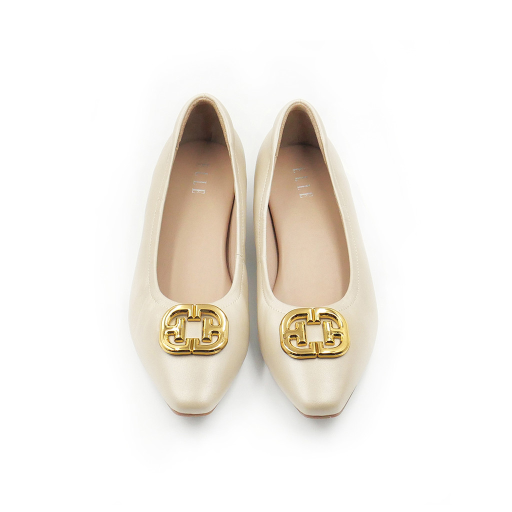 Elle Shoes, Round Toe Shoes, Genuine Sheepskin, Decorated with a Gold Logo, Available in 3 Colors, Model - Elbl002 ราคา 2,790 บาท*ส่งฟรี