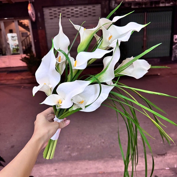 Hoa cầm tay cô dâu callalily trắng mix cỏ lan chi dáng thác t1-2025