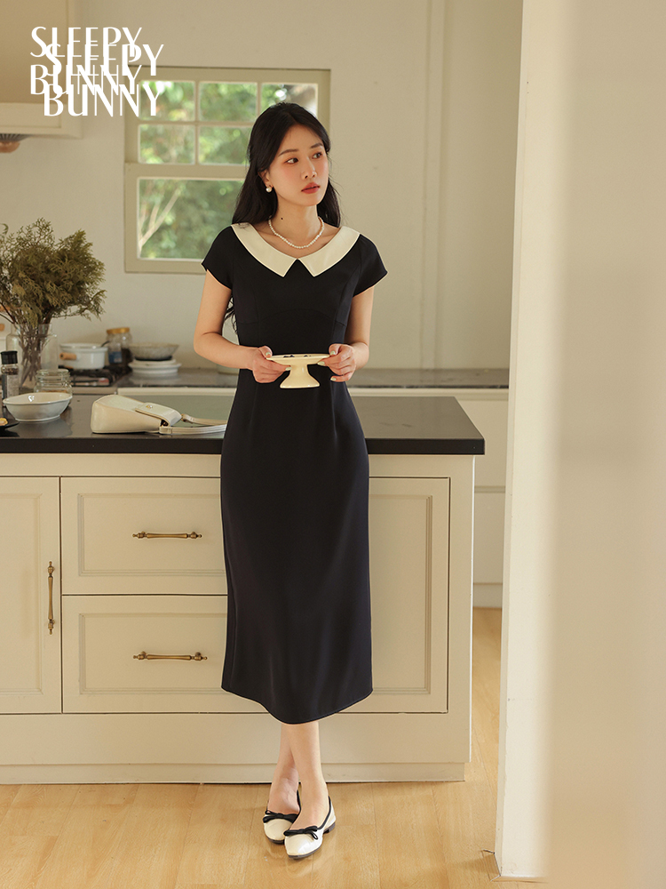 SLEEPY BUNNY Hepburn Black Long Dress Women Summer Contrast Peter Pan Collar Short Sleeves Midi dress Chic Slim Fit Retro A-Line Design dress ราคา 1,519 บาท*ส่งฟรี
