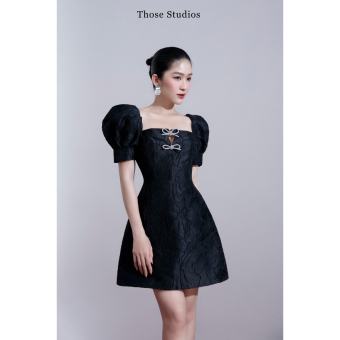 Those Studios Đầm gấm tay phồng, đầm chữ a ngắn Jolie Dress 2 màu đen và đỏ đính Nơ Cài Isie sang trọng
