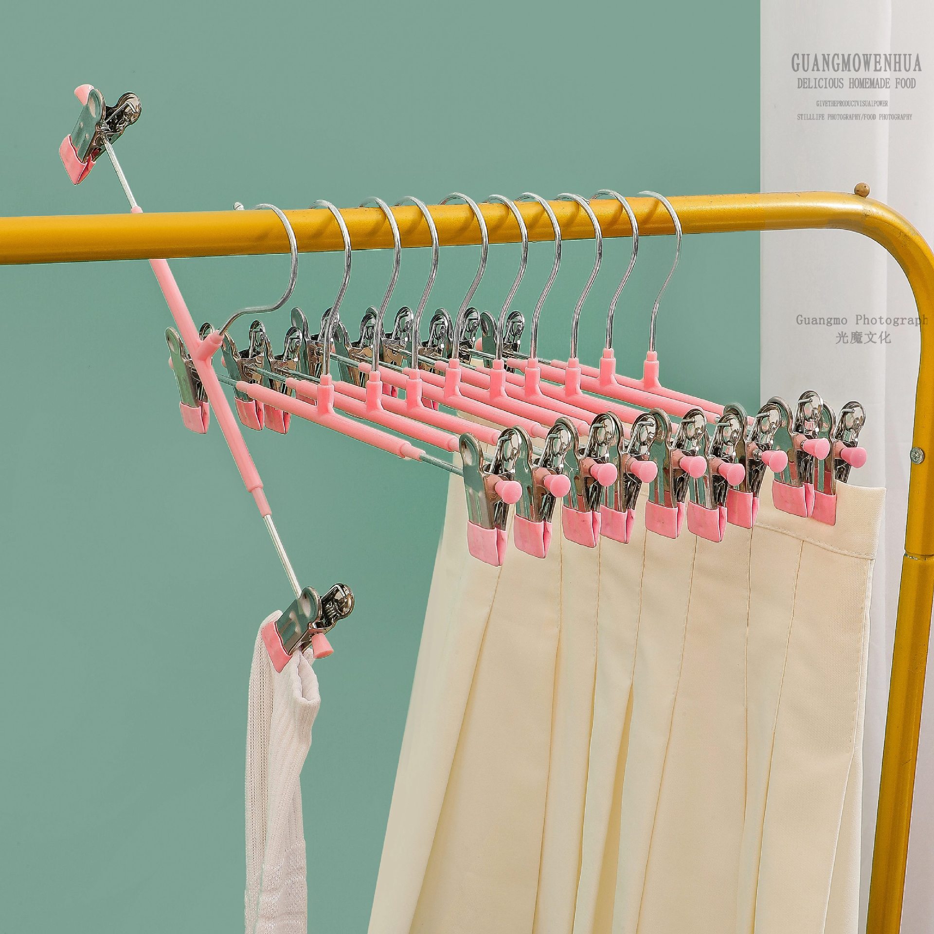 ไม้หนีบผ้า ไม้แขวนหนีบ หนีบกางเกงกระโปรง สเเตนเลสเคลือบซิลิโคนป้องกันสนิม หนีบกางเกงกระโปรง ราคา  4 บาท*ส่งฟรี