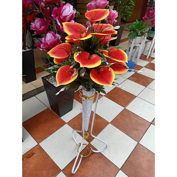 Rangkaian bunga anthurium / bunga Lilly pot dengan standing besi pajangan bunga sudut ruangan