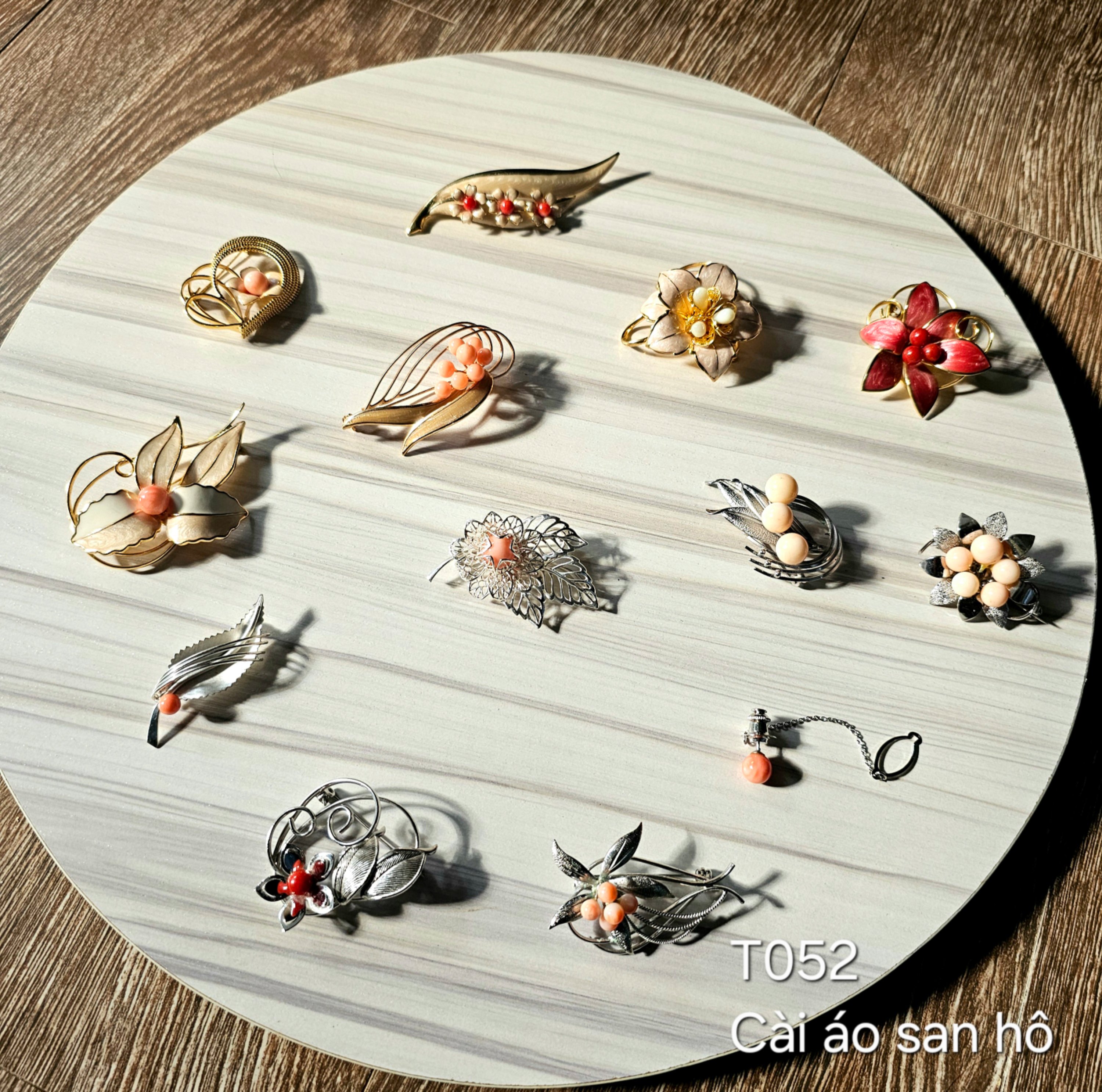 Cài áo, cài khăn, mặt dây xi Nhật đính đá san hô T052