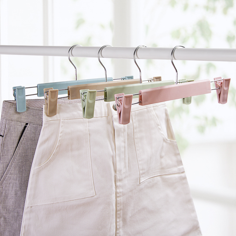 ไม้แขวนกางเกงมีที่หนีบ ที่หนีบเสื้อสามารถแขวนต่อกันได้ประหยัดพื้นที่ ไม้หนีบผ้า ราคา  4 บาท*ส่งฟรี