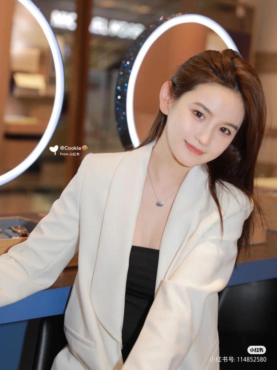 DÂY CHUYỀN SWA OMBRE ĐEN 5614118 + 6% LZD