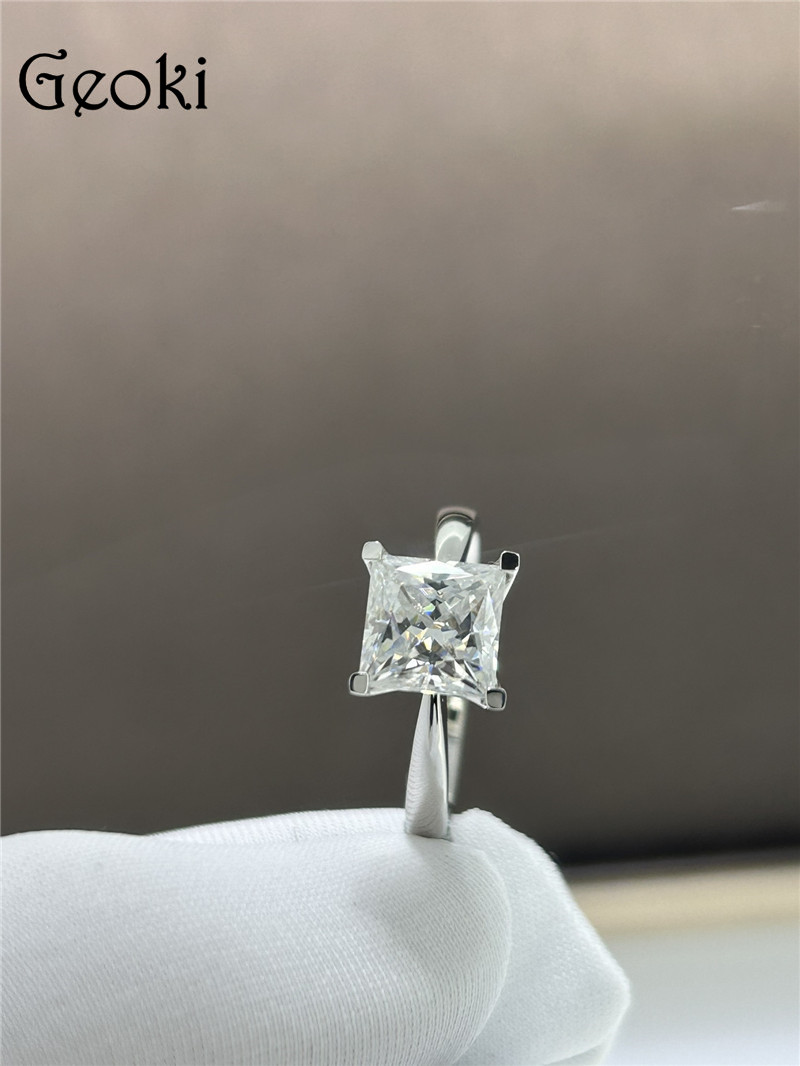 18K White Gold Original 2 Carat Brilliant Princess Cut Diamond Test Past D Color FL Moissanite Ring for Women Gemstone Jewelry ราคา 17,850 บาท*ส่งฟรี