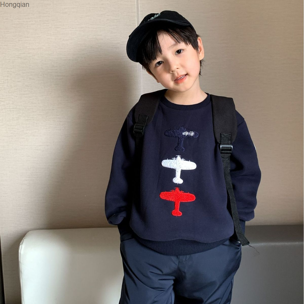 M23สเวตเตอร์ผ้ากำมะหยี่ปักลายเครื่องบินฤดูใบไม้ร่วง/ฤดูหนาวเสื้อสเวตเตอร์สวมใส่สำหรับทั้งหญิงและชาย CICI เสื้อผ้าเด็ก Hongqian ราคา  696 บาท*ส่งฟรี