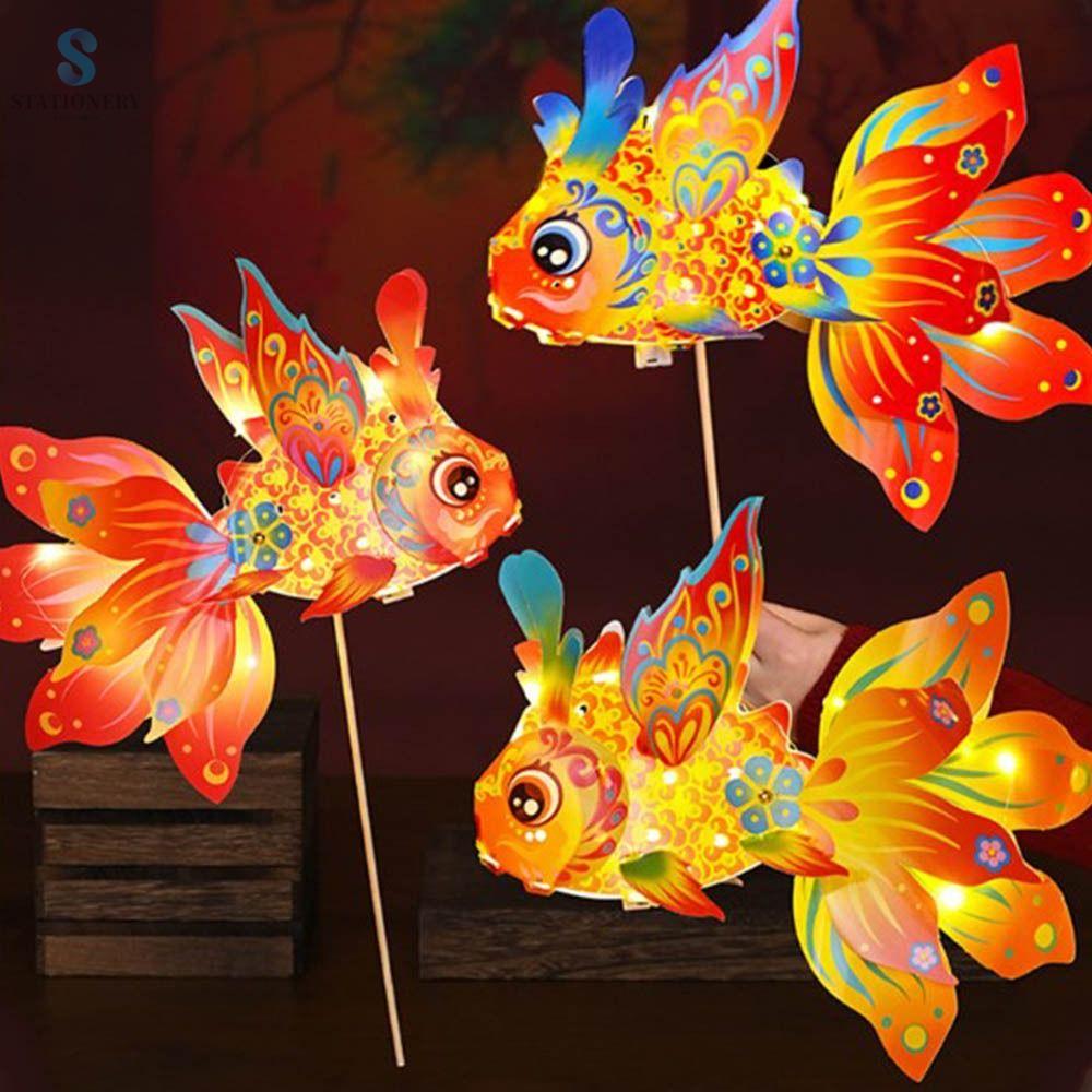 STATIONERY Thủ công Đèn lồng cá cho lễ hội trung thu Hình dạng cá Có đèn LED Đèn lồng cá cầm tay Trang trí may mắn Phước lành Đèn lồng cầm tay phát sáng Trung Quốc Lễ hội mùa thu