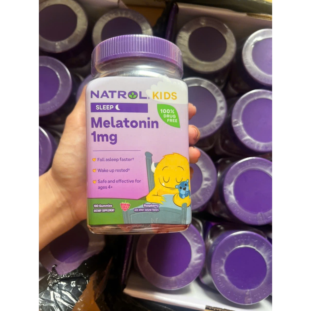 Kẹo dẻo bé ngủ ngon Natrol Kids Melatonin Gummies 1mg 180 viên Vị dâu CHÍNH HÃNG CHUẨN MỸ - SẢN PHẨM ĐƯỢC ƯA CHUỘNG, SĂN ĐÓN TRÊN THỊ TRƯỜNG HIỆN NAY, HÀNG CHUẨN DÙNG SIÊU THÍCH MỜI KHÁCH YÊU TRẢI NGHIỆM