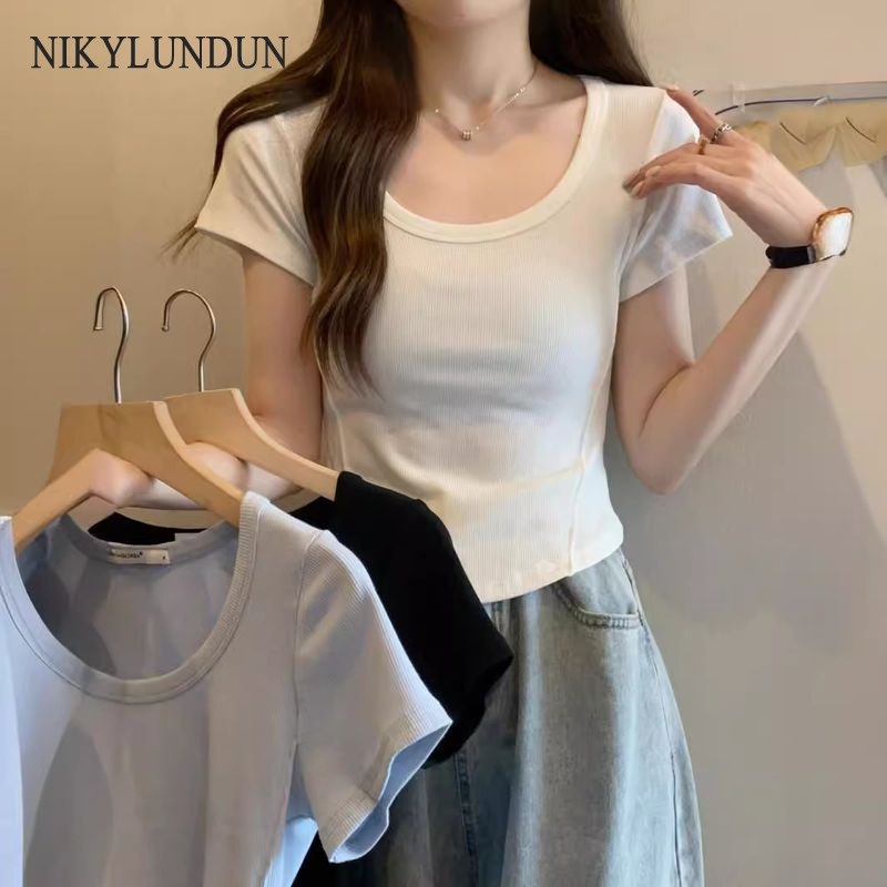NIkyLundun เสื้อยืดแขนสั้นคอ U ไม่สม่ำเสมอเสื้อสีพื้นแบบสั้นเอวสูงเข้ารูปสไตล์เกาหลีสำหรับนักเรียนฤดูร้อนแบบใหม่แฟชั่น ราคา 133 บาท*ส่งฟรี