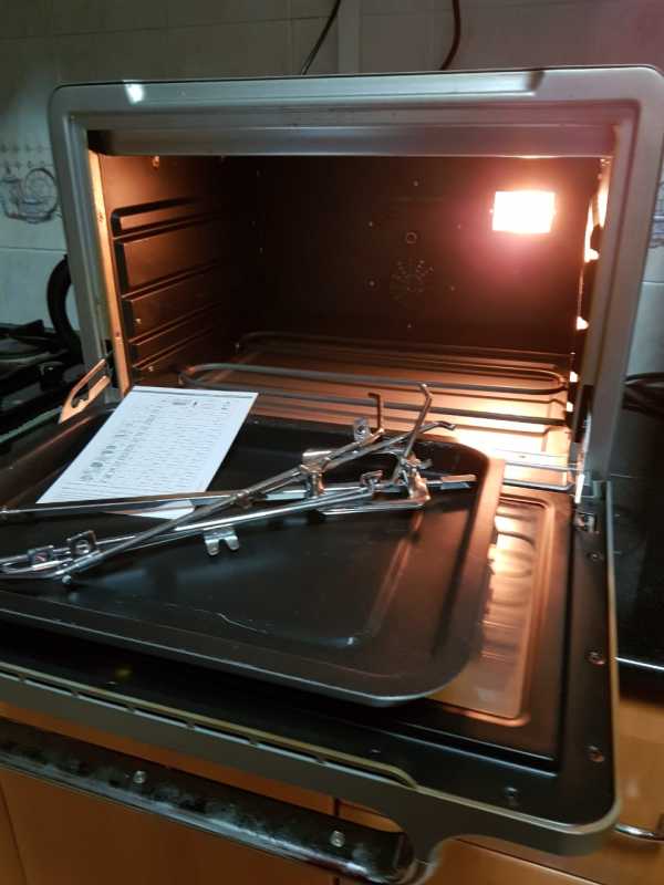 Tefal UNO XL Convection Oven for Sale..PM me to know more details.. it is used for around 1.5 years  2200W Large 30-Litre Capacity takes Dish or Tray sizes up to 40cm x 34cm Rotisserie (Turnspit) Convection Fan Singapore