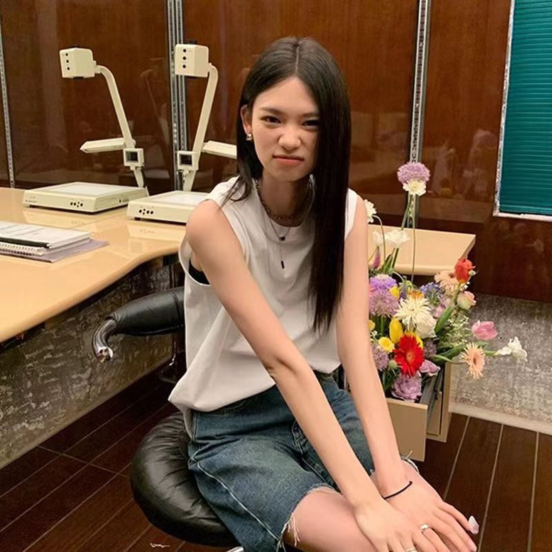 เสื้อยืดแขนกุดผู้หญิงฤดูร้อนสไตล์ร้อนคอกลมพิมพ์ลายตัวอักษรเสื้อลำลองแมทช์ลุคง่ายแบบหลวมออกแบบเสื้อผู้หญิง ราคา 129 บาท*ส่งฟรี