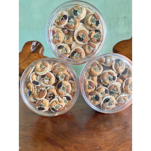 Bánh mix hạt điều, hạt nhân, bí xanh...