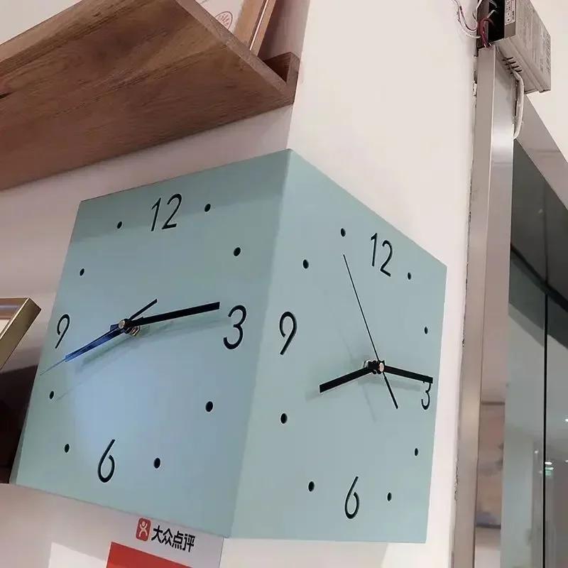 Nhà Sáng tạo Đồng hồ treo tường phòng khách vuông góc im lặng Đồng hồ treo tường đồng hồ treo tường hai mặt phong cách và kim loại đơn giản