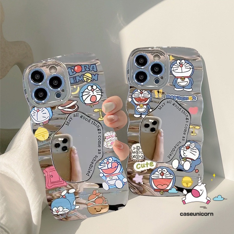 Caseunicorn Vỏ Vòng đeo tay Gương trang điểm viền lượn sóng hoạt hình sang trọng tương thích cho iPhone 15 14 11 13 12 Pro Max 7Plus XR XS Max 7 15 14 8 Plus Ốp nhãn dán vui nhộn Doraemon thương hiệu hợp thời trang dễ thương