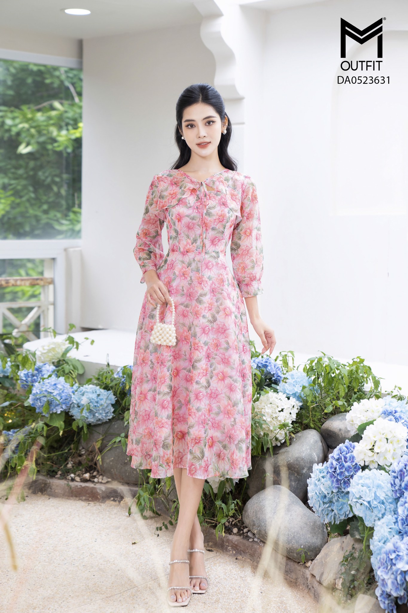 Đầm dáng xòe, tay lỡ, tà bong buộc dây