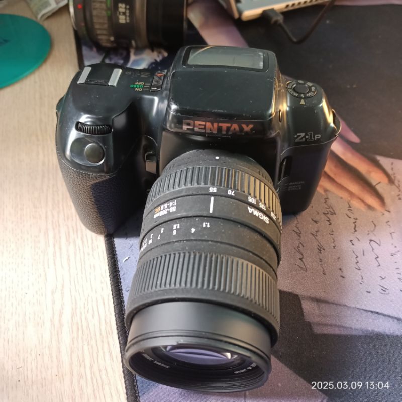 máy ảnh phim pentax z1p và lens sigma 55-200 hoạt động tốt