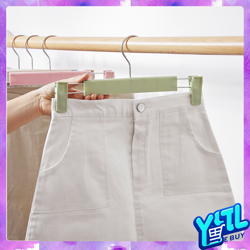 (5ชิ้น) ไม้แขวนเสื้อพลาสติกราคาถูกที่สุด มีคลิปในตัว หนีบได้ 2 ชั้น มีความกว้าง 30 ซม. และ 20 ซม ราคา  9 บาท*ส่งฟรี