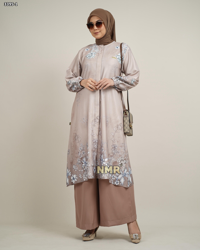 Guruhning yalangoch ayol solistlari suratlari külot va taytlarda sikish