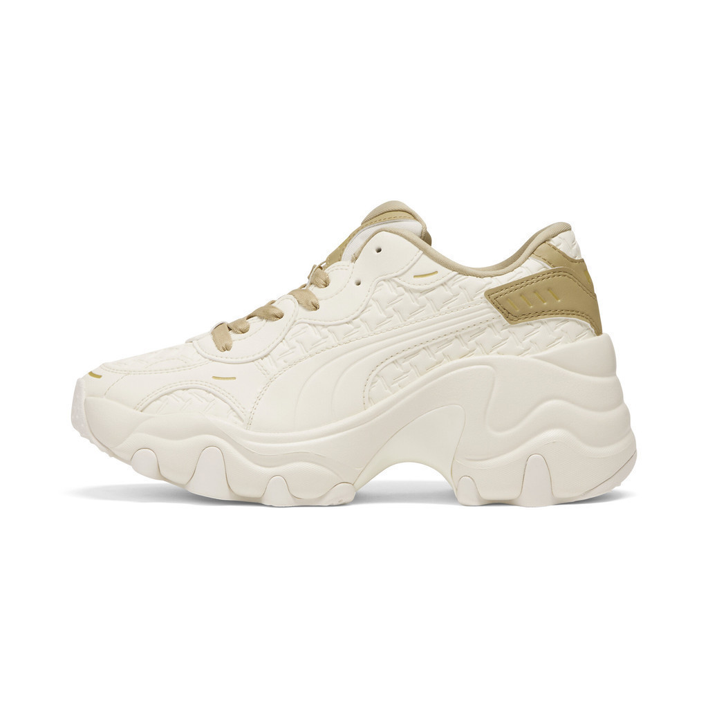 PUMA PRIME/SELECT - รองเท้าส้นเตี้ย Pulsar Wedge Deboss สำหรับผู้หญิง สีขาว - 39644901 ราคา 4,500 บาท*ส่งฟรี