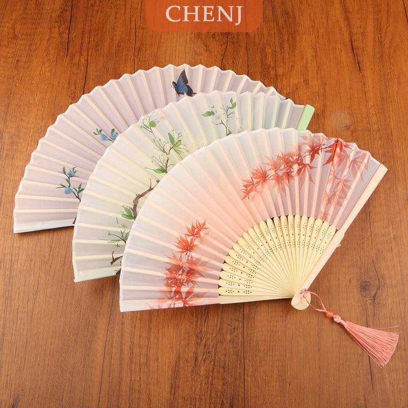 [COD] CHENJ พัดลมพับได้ทำจากผ้าไหมสไตล์วินเทจสำหรับตกแต่งบ้านงานฝีมือศิลปะจีนญี่ปุ่นของขวัญของตกแต่งบ้านพัดพัดไม้ไผ่พัดพัดสำหรับใส่เต้นรำอุปกรณ์ประกอบฉากถ่ายรูป ราคา 59 บาท*ส่งฟรี