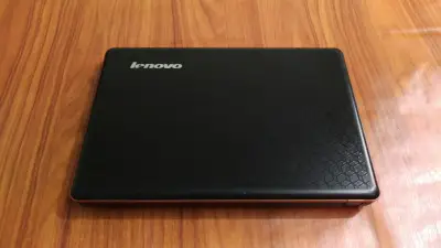 Laptop Lenovo chíp Intel Pentium 2.2Ghz thời trang, Ram 4G, ổ cứng HDD 320G, dùng làm văn phòng, học tập, giải trí, chơi game nhẹ