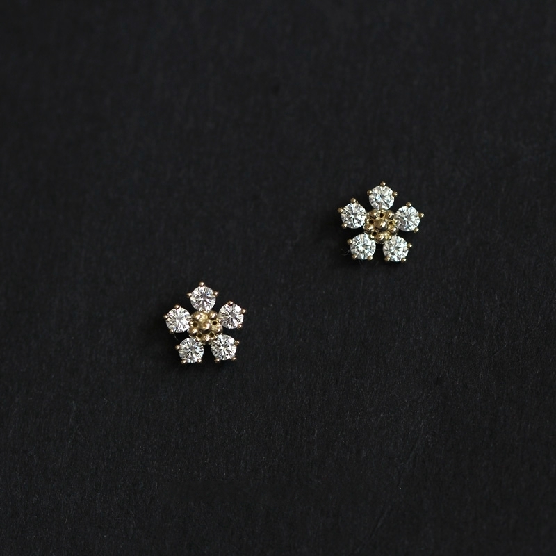 GOLDtutu Pure 9K Gold Jewelry Earrings for Women, Five Diamond Flower, 2020, kj237 ราคา 2,572 บาท*ส่งฟรี