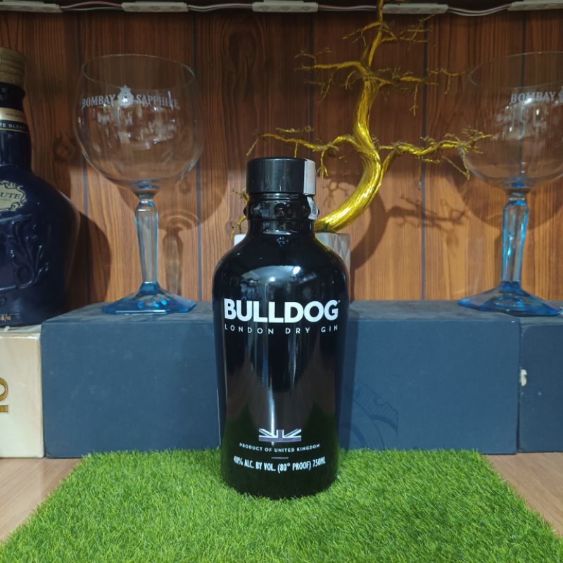 Vỏ chai rượu ngoại BullDog dáng bầu mới đẹp 99% (chai rỗng)