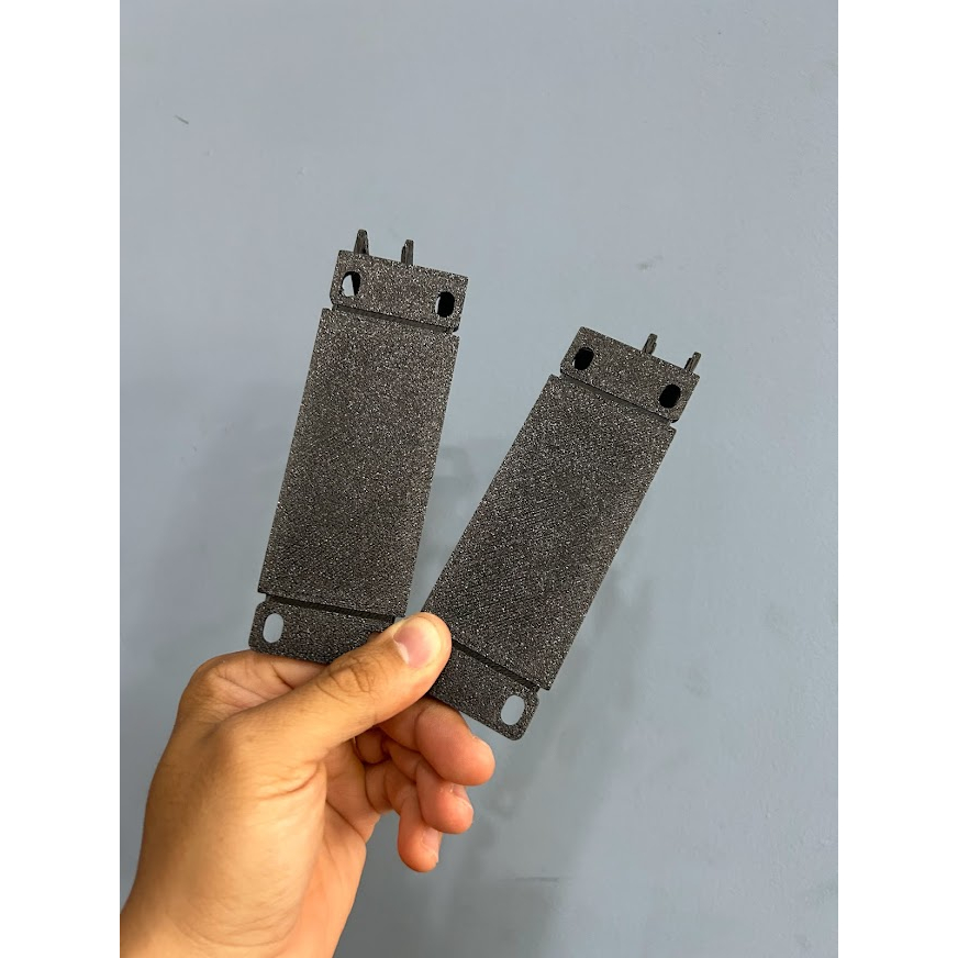 Rack cho router mikrotik Rb5009 giúp thiết bị lắp gọn gàng vào tủ mạng 19in hàng in3d chất lượng cao