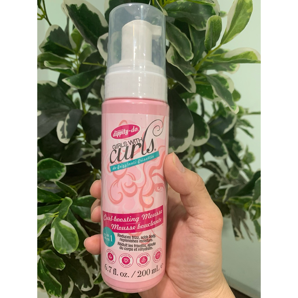 Mousse Tạo Kiểu Tóc Xoăn Chống Xù, Giữ Nếp Dippity Do Girls with Curls Curl Enhancing Mousse 200ML - Dưỡng ẩm và làm mượt: Chiết xuất từ hoa dâm bụt (Hibiscus) và dầu ô liu (Olive Oil) nuôi dưỡng tóc, giữ ẩm và tạo độ bóng khỏe.
