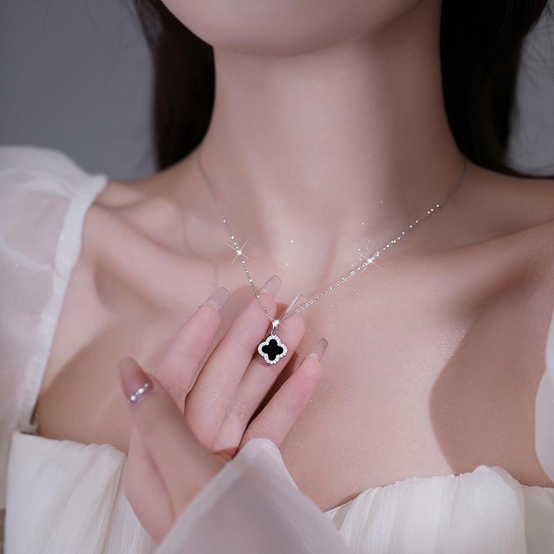Vòng cổ cỏ ba lá bốn lá may mắn hai mặt màu đen và trắng làm quà tặng cho phụ nữ