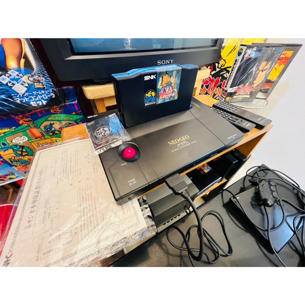 SNK Neo-Geo ในเซ็ตมีเกมส์ 1 ตลับพร้อมจอย 1 ตัวย่อขนาดเกมส์ตู้มาไว้ที่นี่แล้ว!! ราคา  23,500 บาท*ส่งฟรี