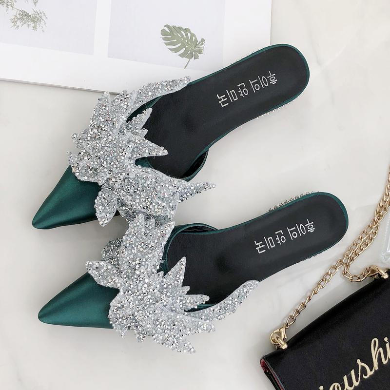 Jaringan merah sandal wanita pakaian luar musim panas 19 model baru Gaya Korea bagian depan tajam Sandal selop cantik hijab sol datar batu kristal air Pantai malas tarik