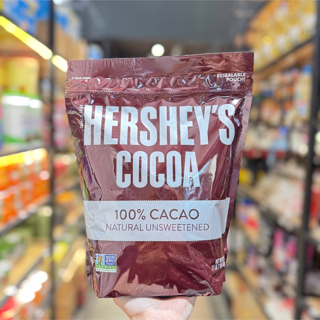 Bột Cacao Hershey's Cocoa 652g - Nguyên chất, không đường – dễ dàng điều chỉnh vị ngọt theo sở thích. Hương thơm socola đặc trưng – tạo sự cân bằng hoàn hảo giữa vị đắng và béo ngậy.