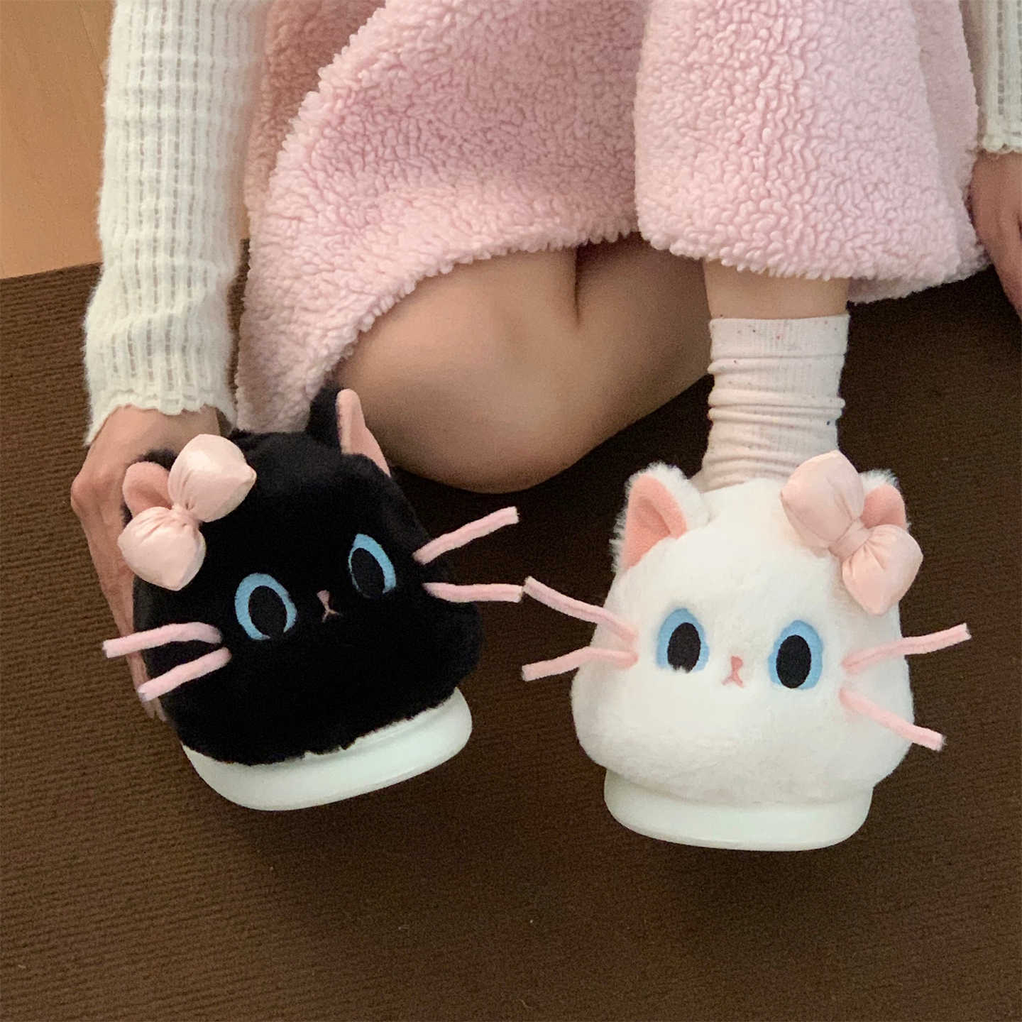 [XIXITIAO Cute Bowknot Warm Cotton Slippers for Women Winter Fashion Comfortable Soft Adorable Kitten Heel ins New style Furry Shoes,Wy-Xixitiao Warm Cotton Shoes with Cute Bow Ties for Women, New Style Fur Shoes, Comfortable and Soft Cat Heel.,] ราคา 331 บาท*ส่งฟรี