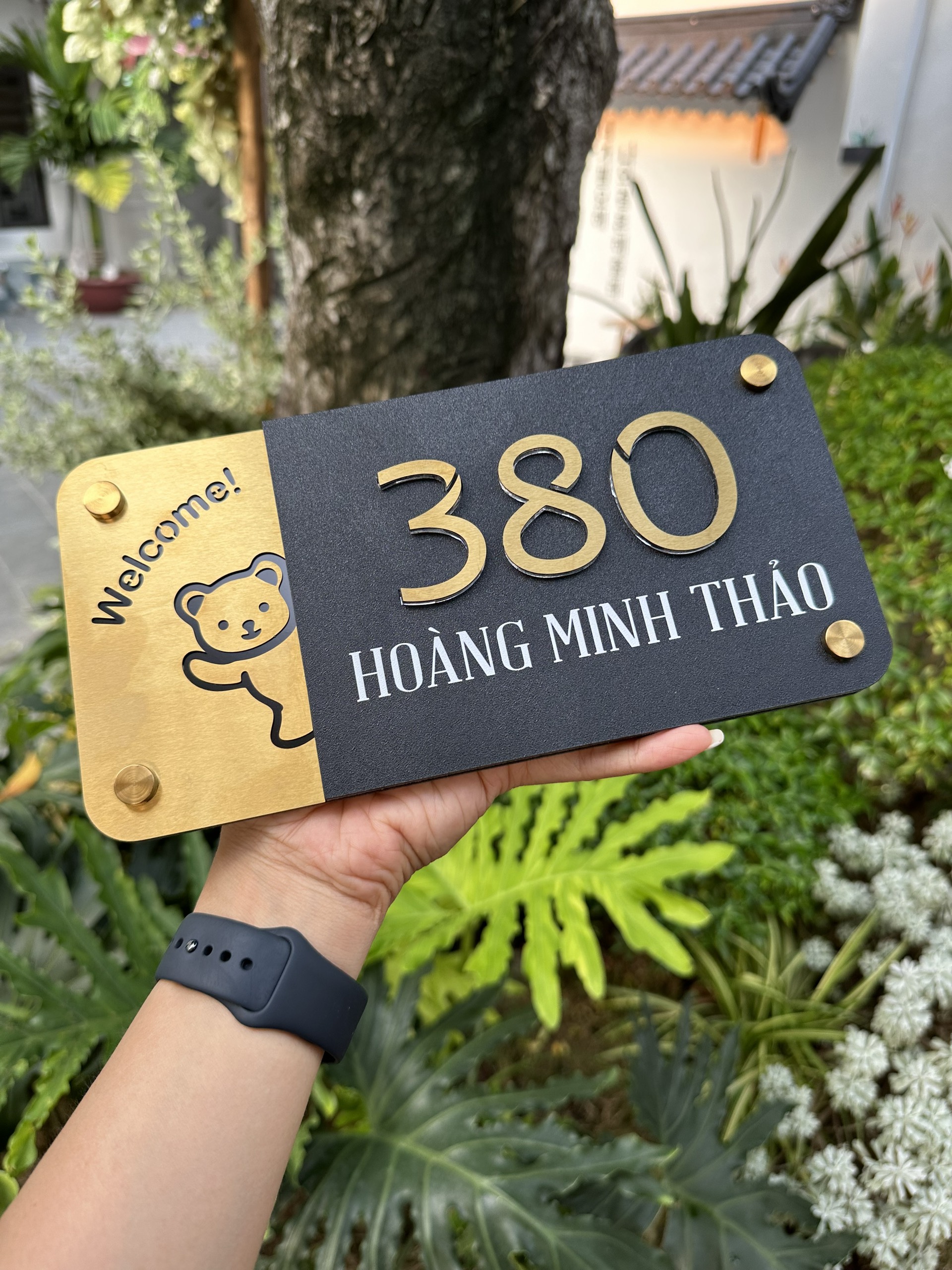Bảng, biển số nhà, nền inox 304 vàng xước + mica cán đen sần, số nổi inox + in uv nội dung. cao cấp. bsn-pmv315