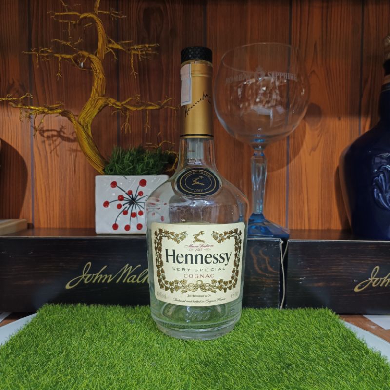 Vỏ chai rượu ngoại Hennessy VS trưng bày decor mới 99% (chai rỗng)