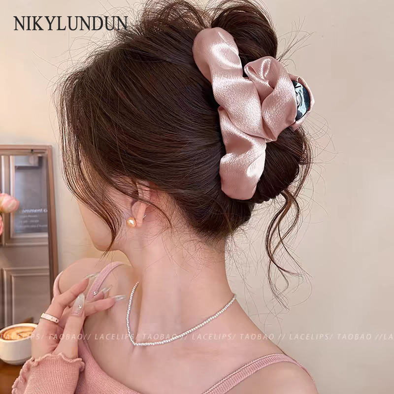 NIkyLundun ตุ้มหูคลิปผมโบว์ผ้าซาตินหรูหราแบบลายจุดสำหรับผู้หญิง อุปกรณ์เสริมผมสไตล์วินเทจที่ดูเก๋ไก๋ ราคา 34 บาท*ส่งฟรี