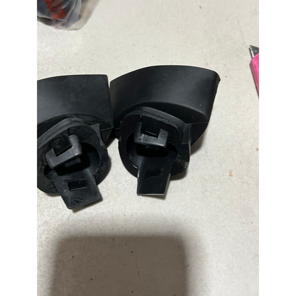 Cau su tay đèn xi nhan sau,đế gắn đèn xi nhan sau ,cặp cau su đỡ đèn xi nhan sau xe novo lx,novo 4