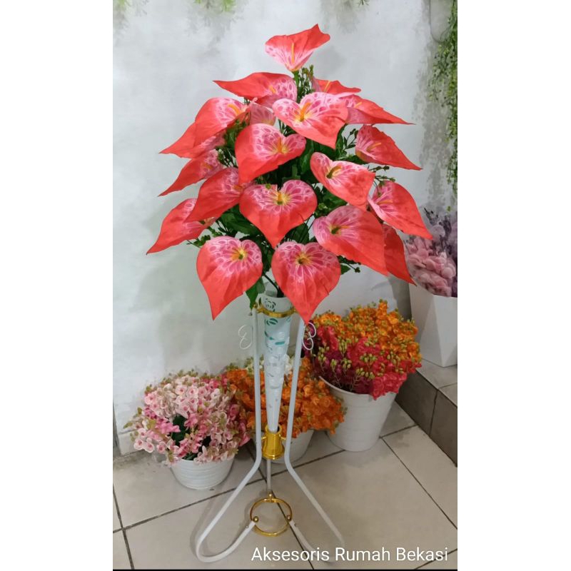 Rangkaian bunga anthurium / bunga Aron panda dengan pot standing besi bunga sudut ruangan